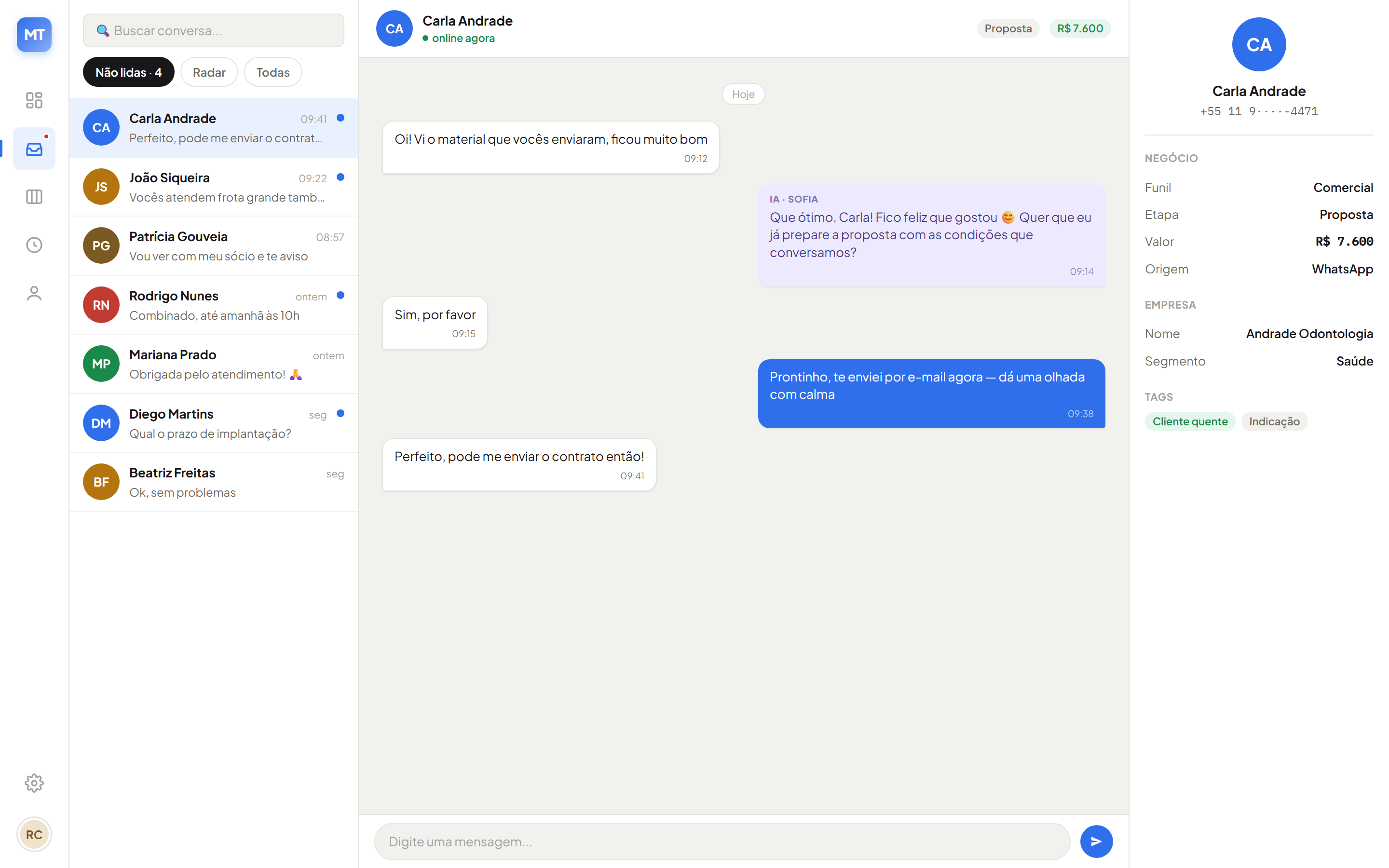 Caixa de entrada da mytek: conversa de WhatsApp com o lead à esquerda, histórico no centro e ficha do negócio à direita, com funil, etapa, valor e origem